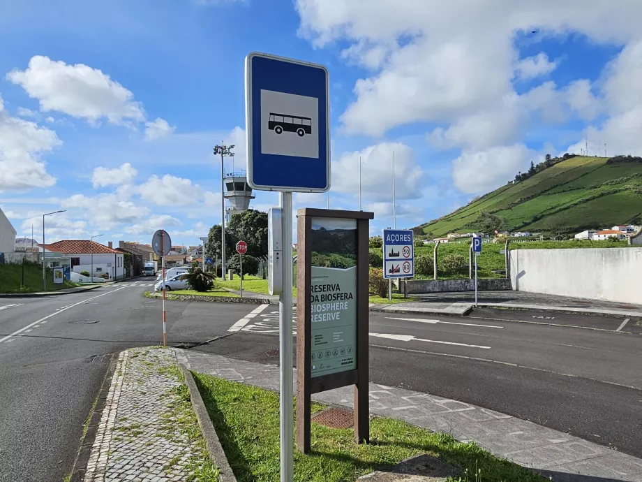 Halte bus di Bandara Flores