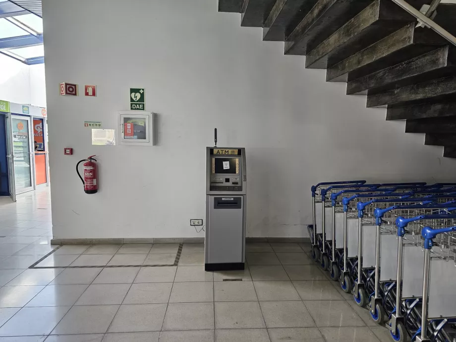 ATM di aula keberangkatan (area umum)