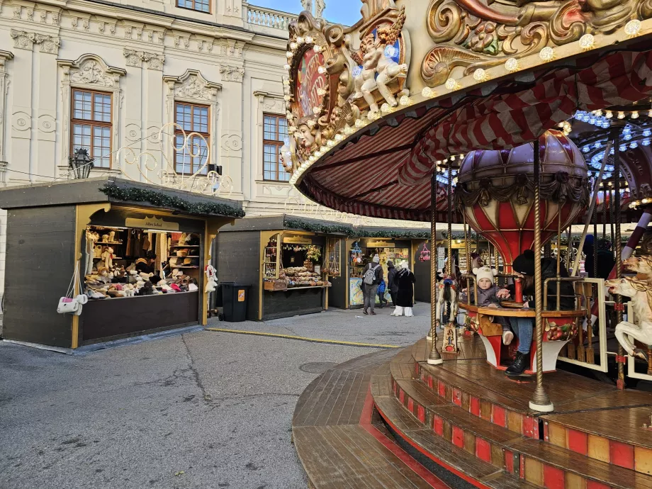 Pasar di depan Oberes Belvedere