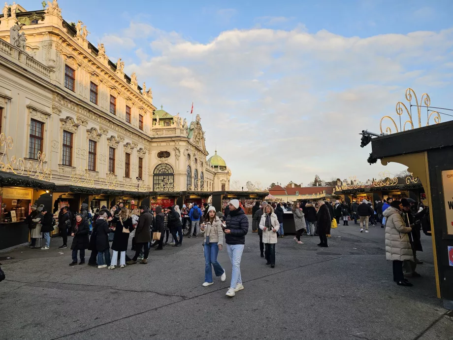 Pasar di depan Oberes Belvedere