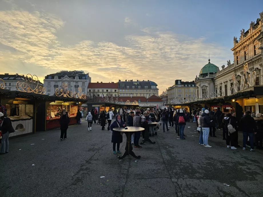 Pasar di depan Oberes Belvedere