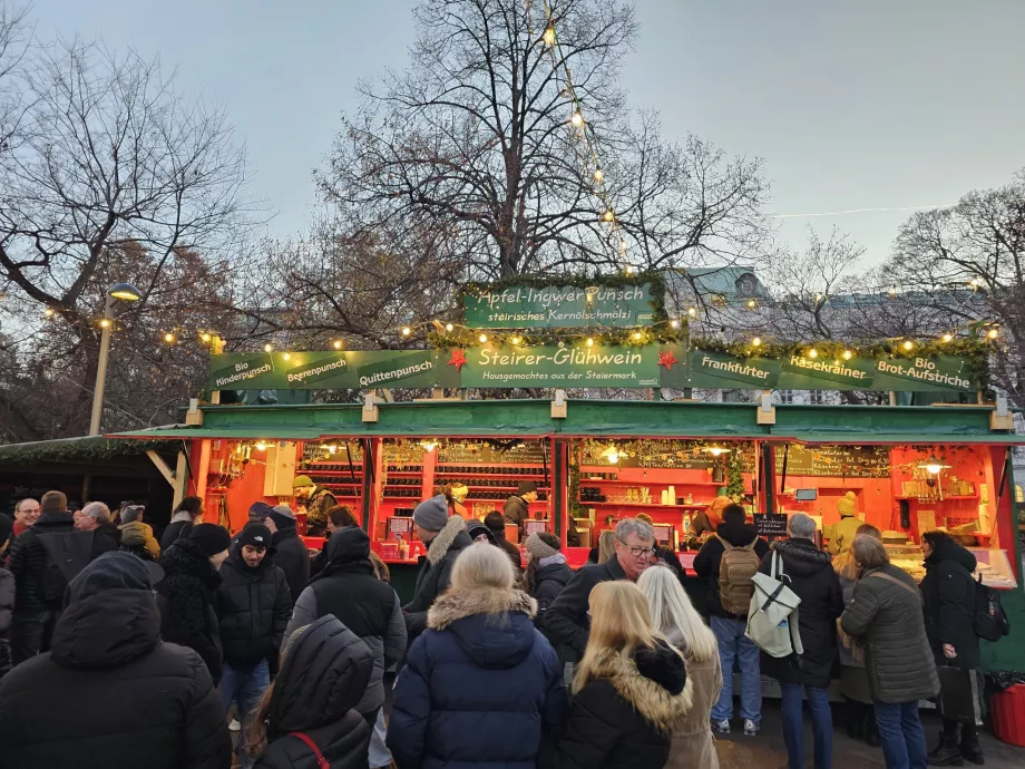 Pasar di depan Karlskirche