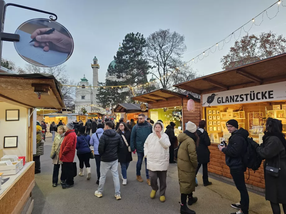 Pasar di depan Karlskirche