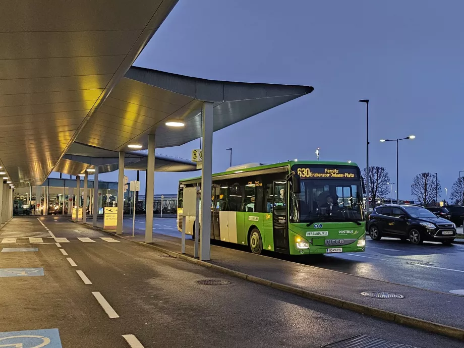 Halte bus 630 di depan aula keberangkatan