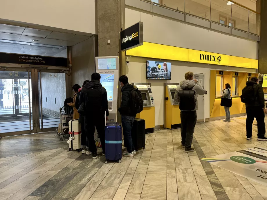 Mesin tiket di sebelah kantor penukaran di Bandara Goteborg