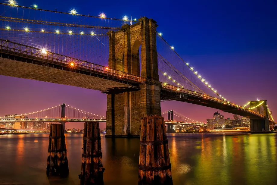 Jembatan Brooklyn di malam hari