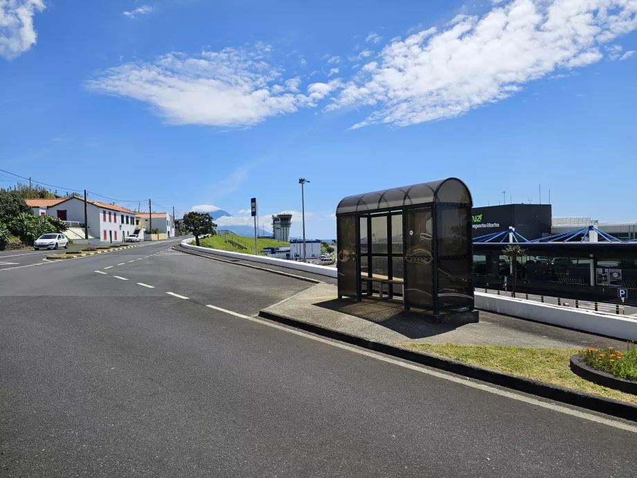 Halte bus di depan Bandara Horta