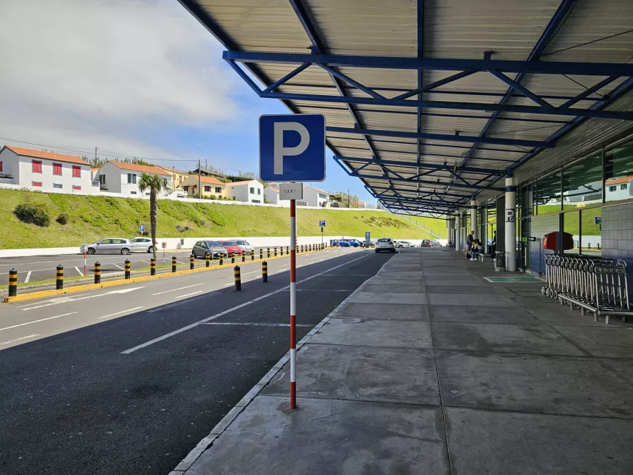 Taksi berdiri tepat di depan terminal