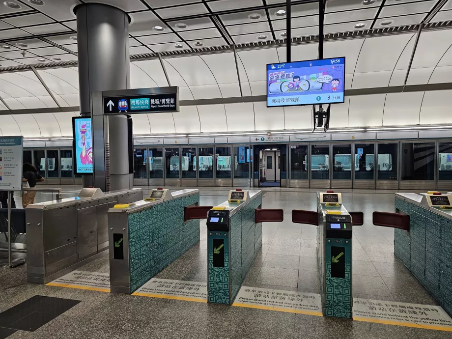 Pintu putar di pintu masuk stasiun metro