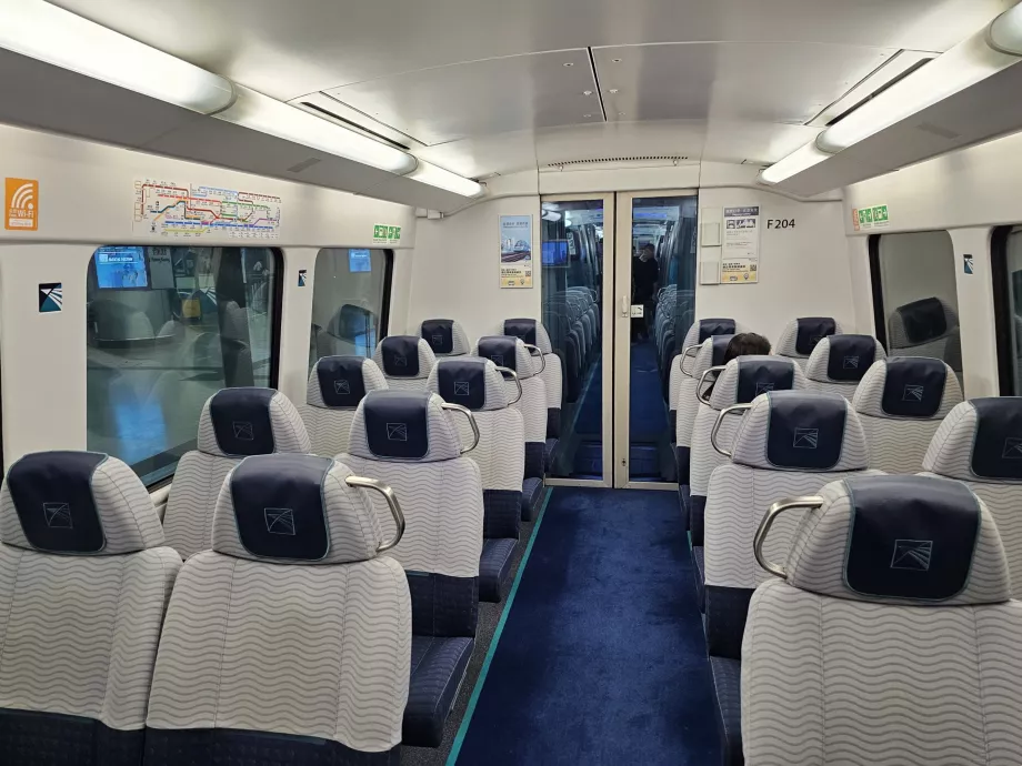 Bagian dalam kereta Airport Express