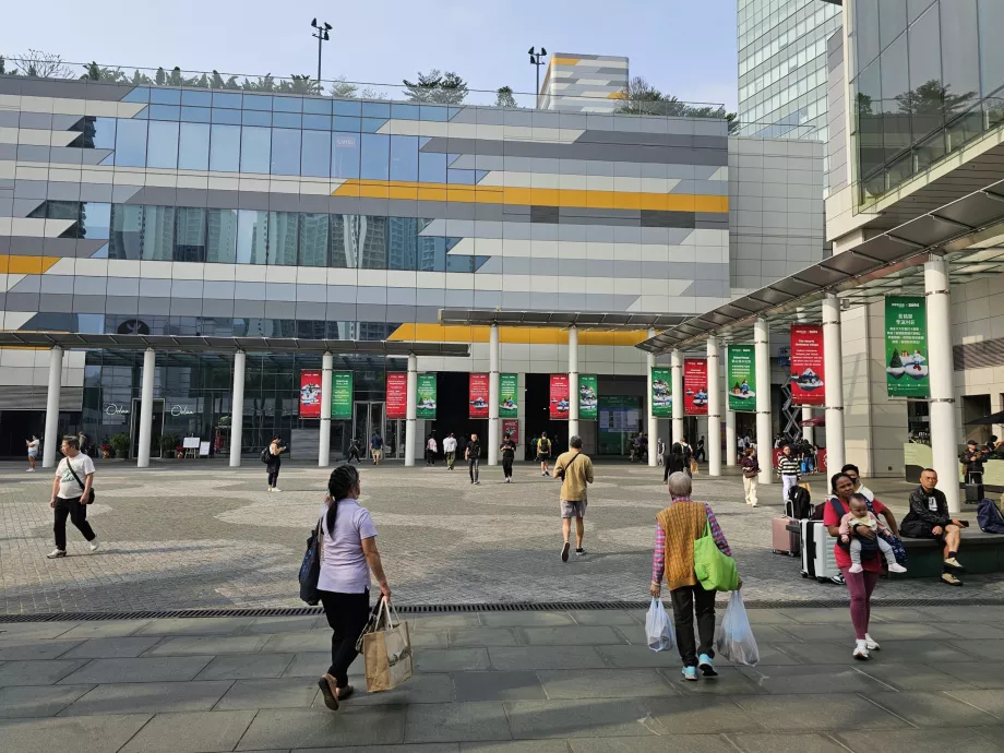 Petunjuk arah ke halte bus bandara, stasiun Tung Chung