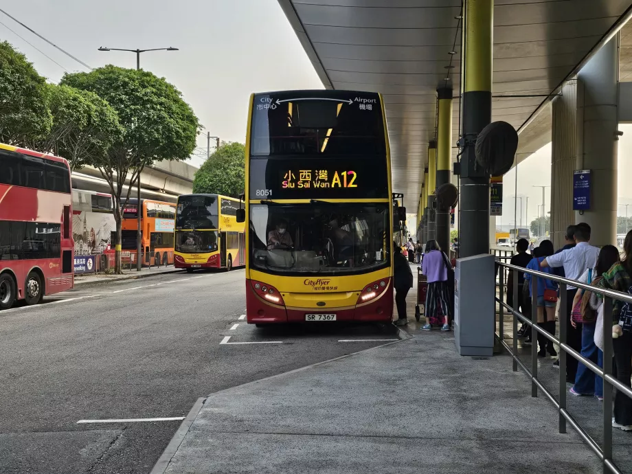 Bus A12 di bandara