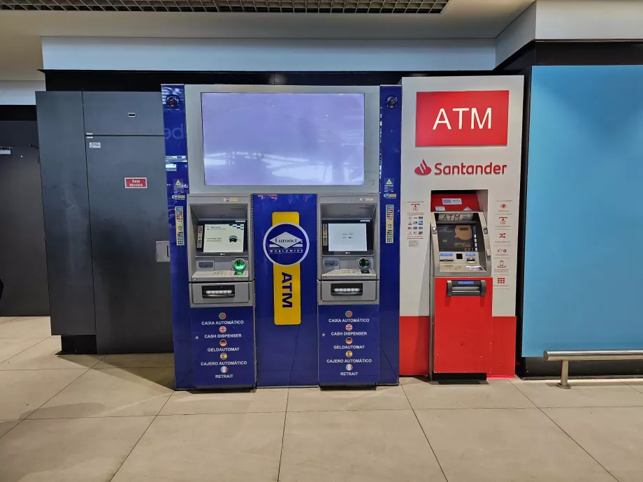 ATM di aula kedatangan Terminal 1