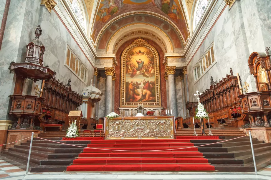 Interior basilika di Ostrihoma