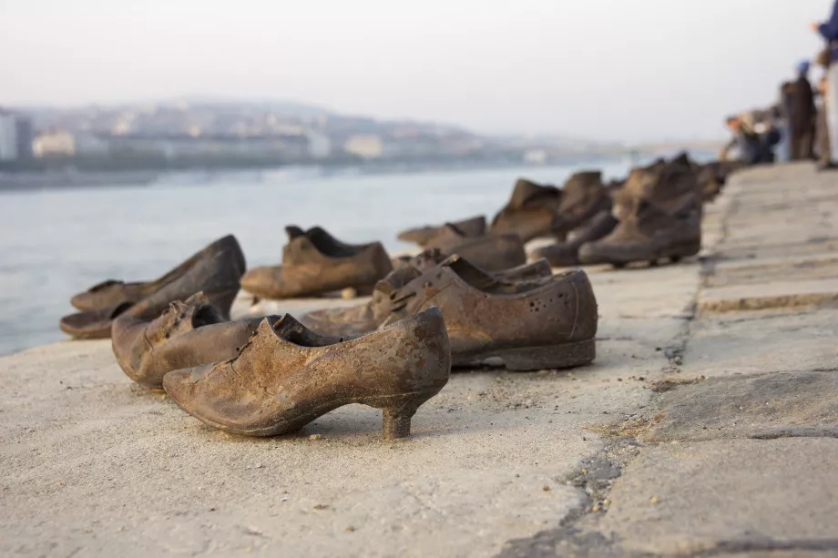 Sepatu di tepi sungai Danube