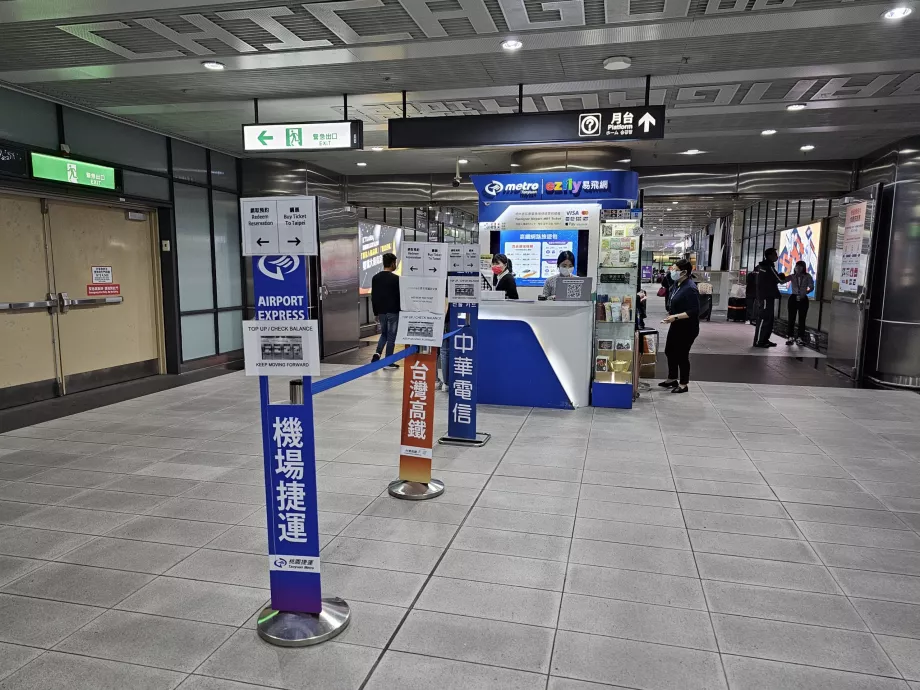 Kantor tiket di pintu masuk metro