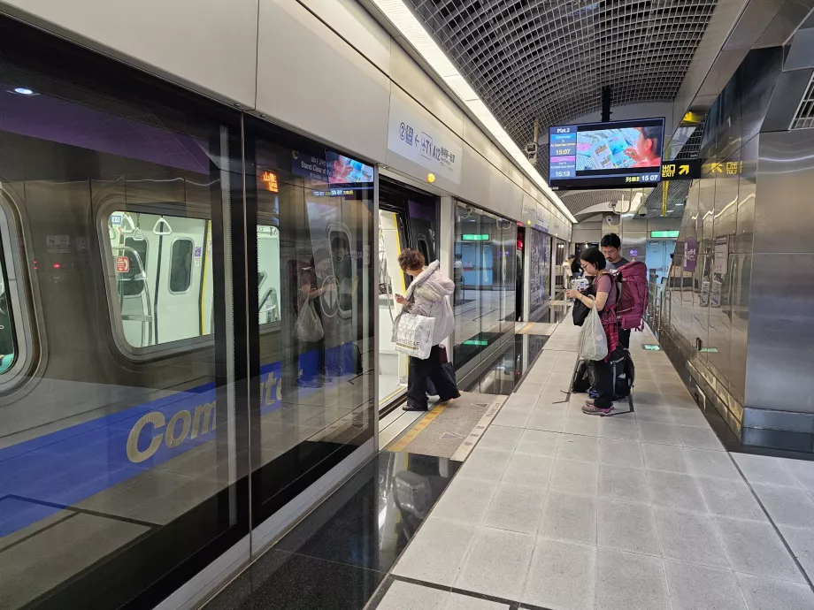 Kereta Komuter di stasiun metro, bandara TPE