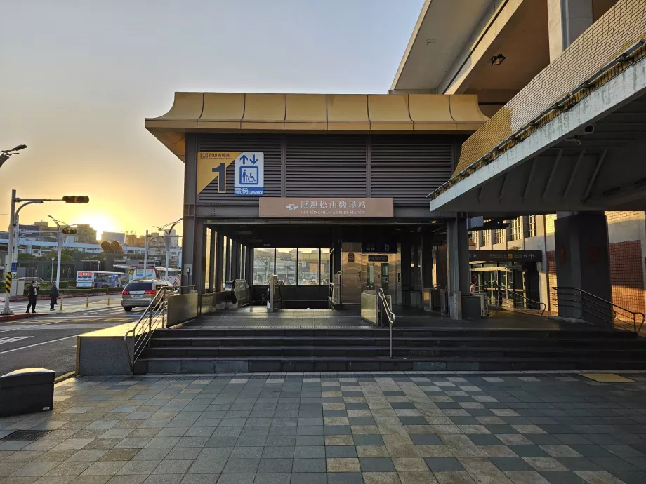 Pintu masuk metro di depan terminal