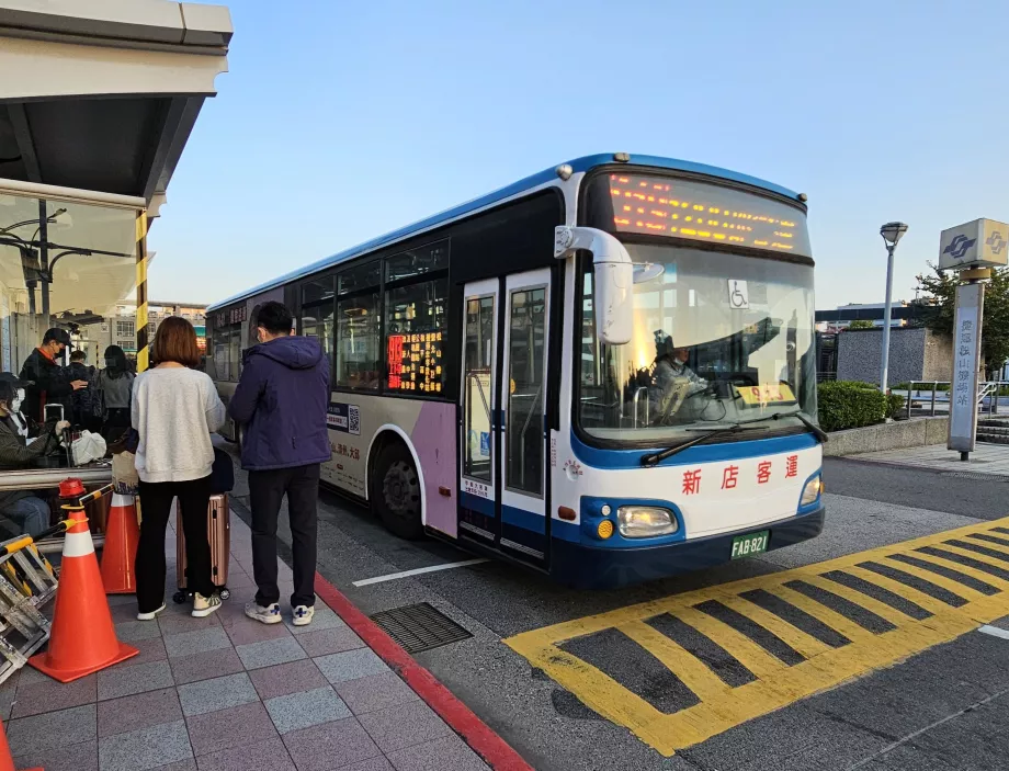 Bus kota di Bandara Songshan