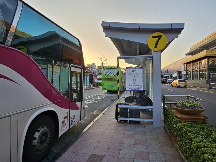 Halte bus ke arah Bandara TPE Taoyuan