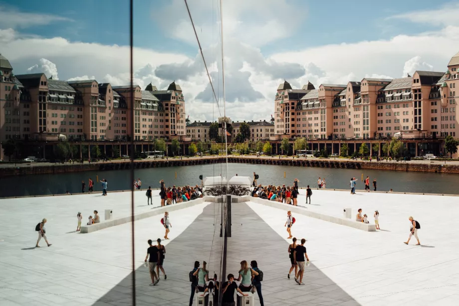 Mencerminkan Oslo di Opera