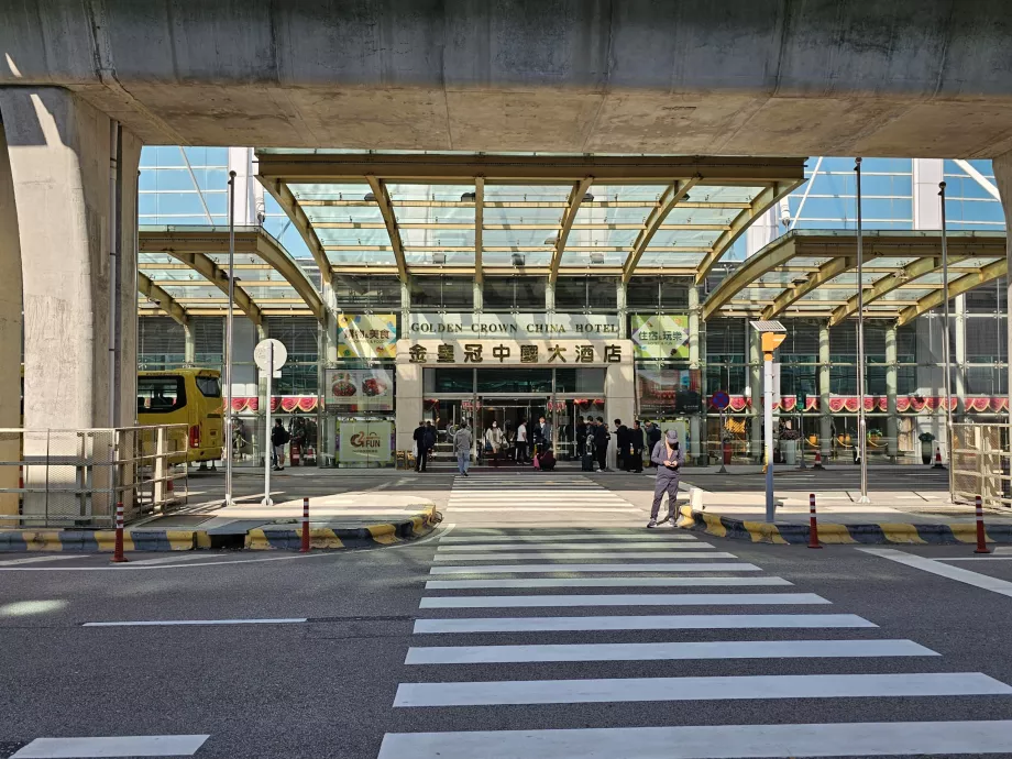 Hotel tepat di depan terminal bandara