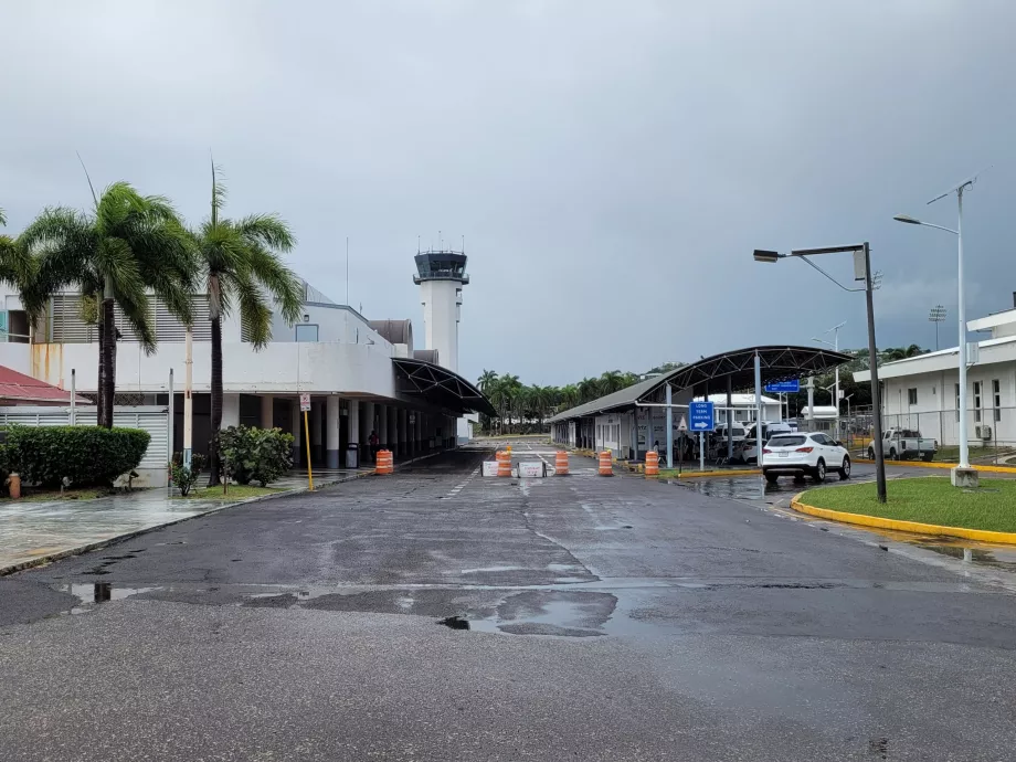 Terminal lama dan gedung penyewaan mobil (kanan)