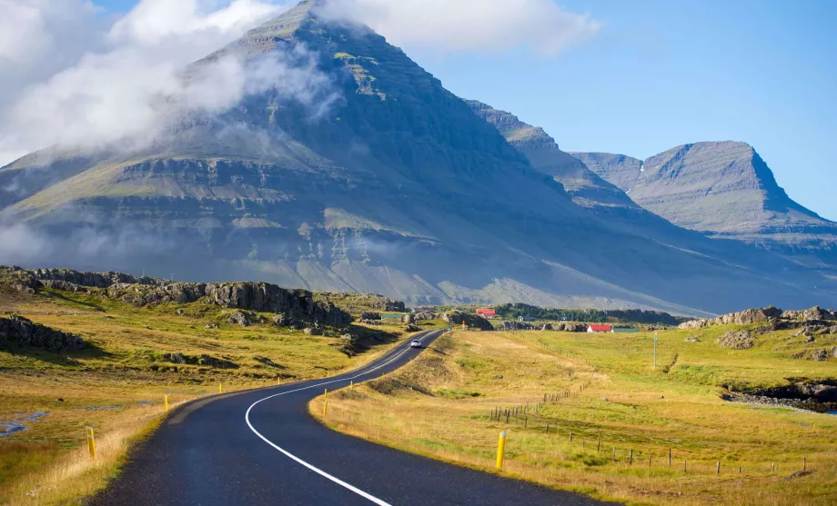 Jalan melingkar di sekitar Islandia