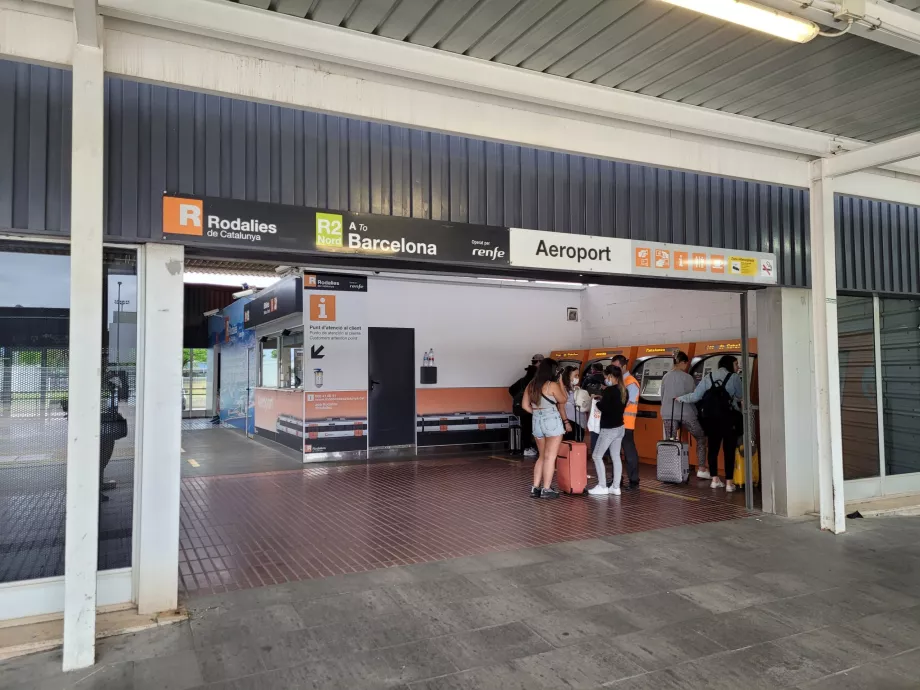 Pintu masuk ke stasiun di Terminal 2