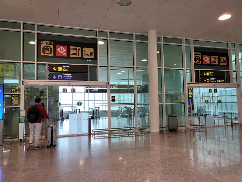 Petunjuk arah ke metro dari Terminal 1