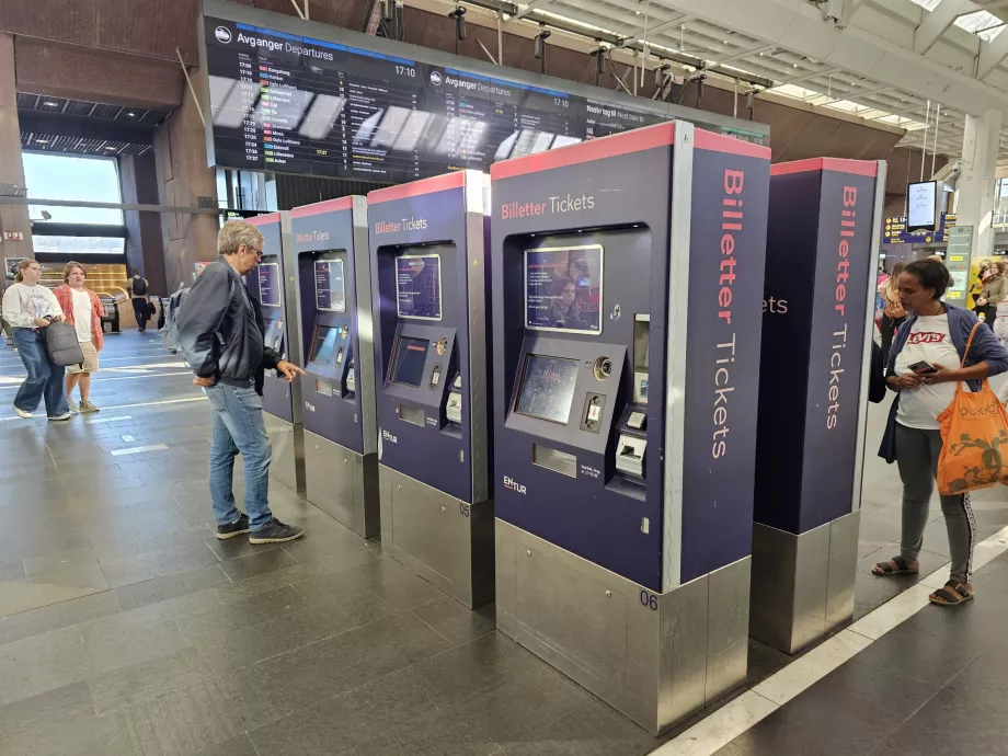 Mesin penjual otomatis di stasiun utama (hanya kereta VY)