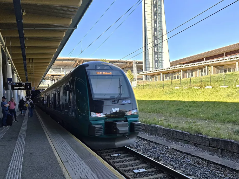 Kereta VY di bandara