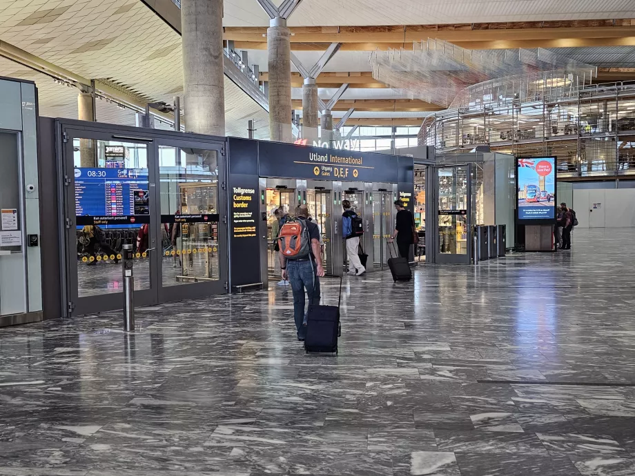 Pintu masuk ke bagian internasional terminal