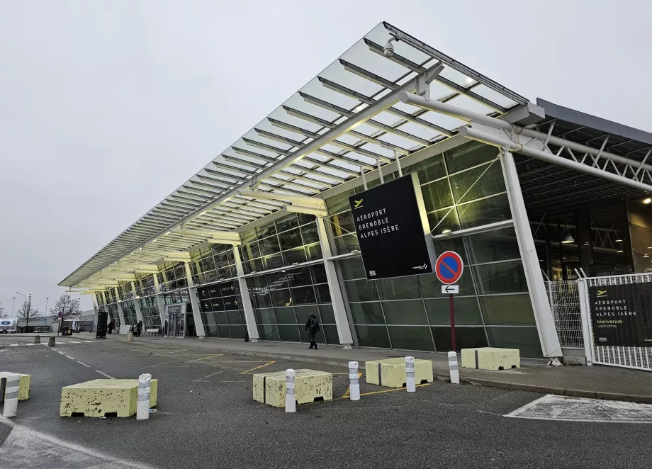 kedatangan melalui bandara Grenoble