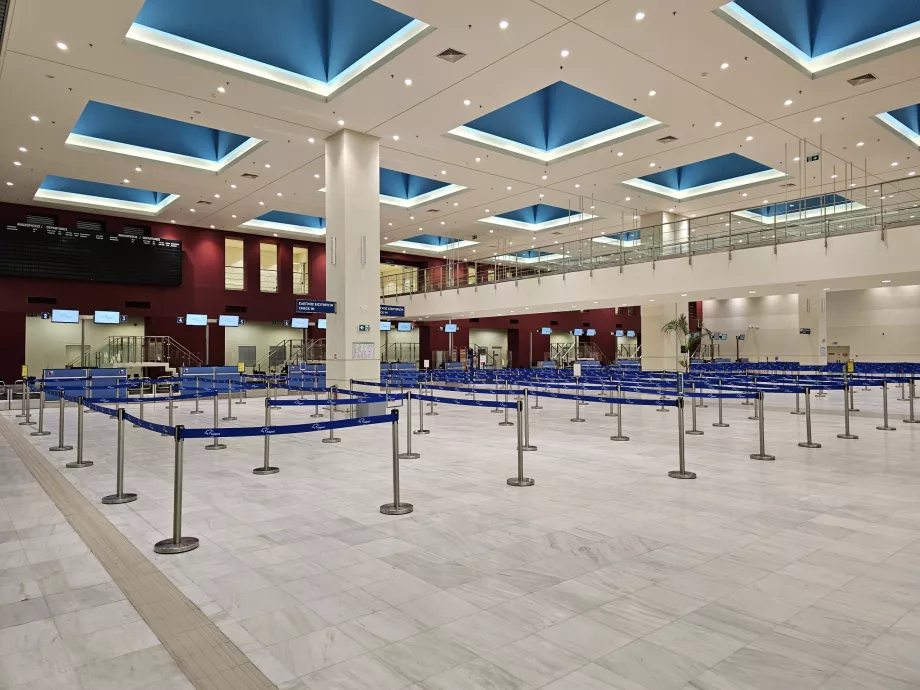 Aula keberangkatan dan konter check-in, Bandara Chania