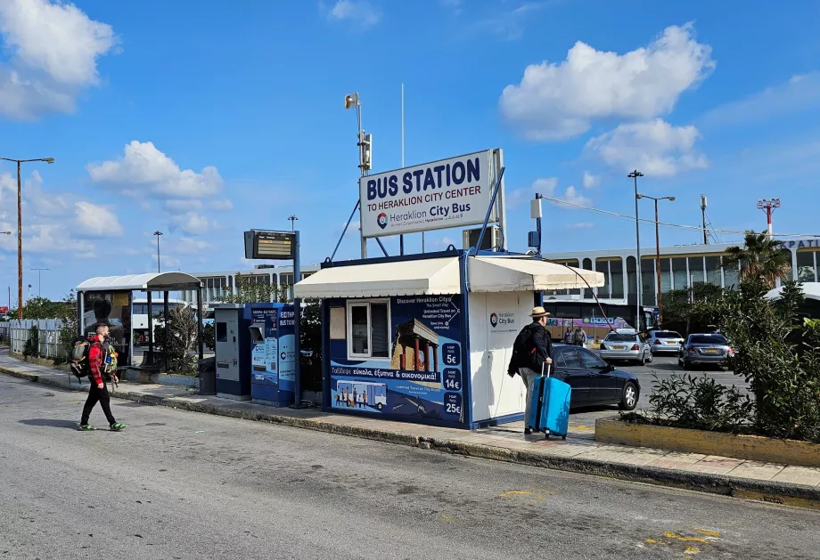 Halte bus menuju pusat kota, bandara Heraklion