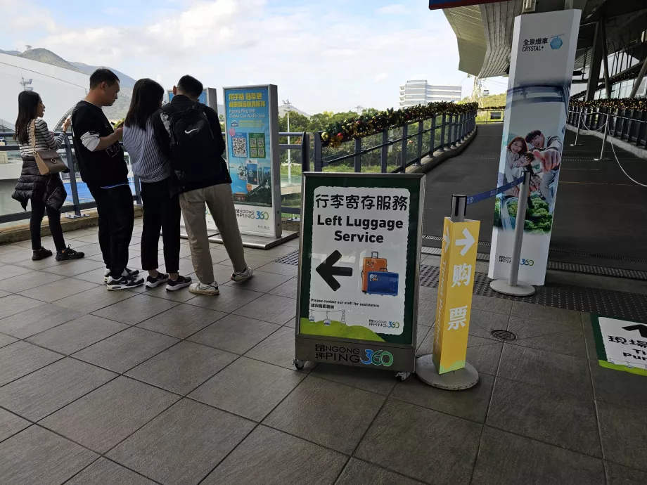 Ruang bagasi di stasiun kereta gantung bawah