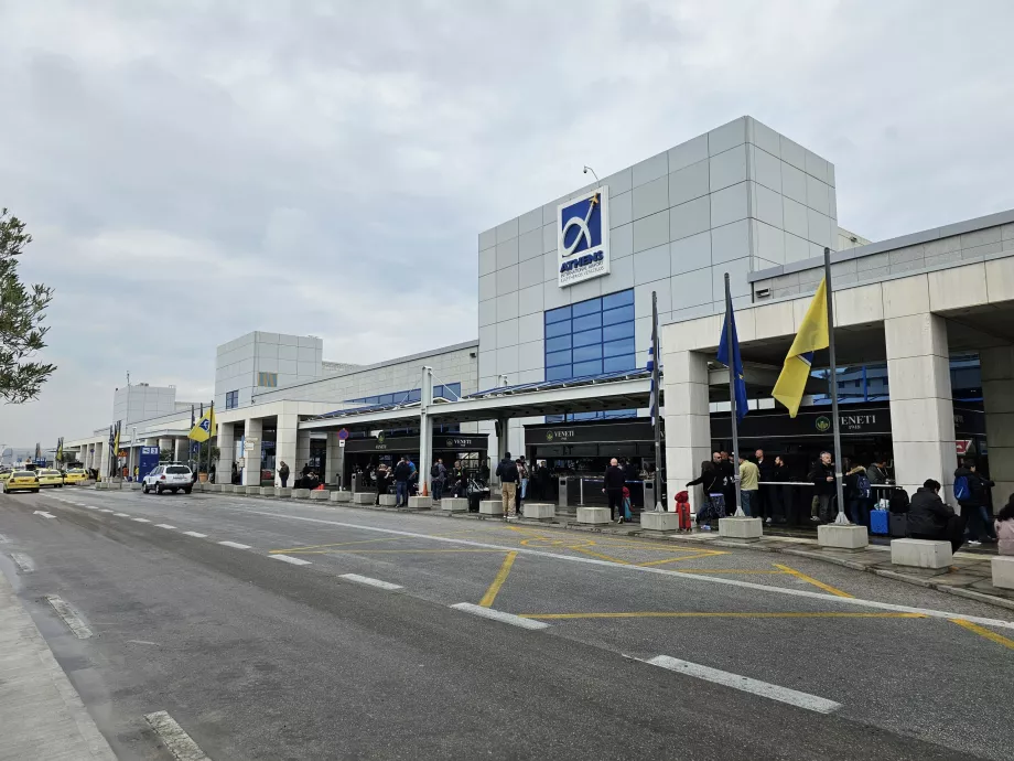 kedatangan melalui bandara Athena