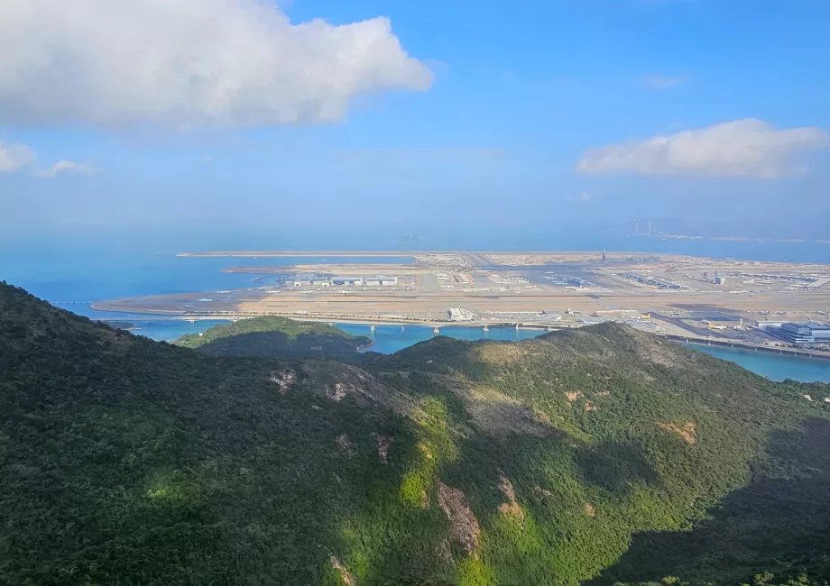 Pemandangan dari kereta gantung menuju Bandara HKG