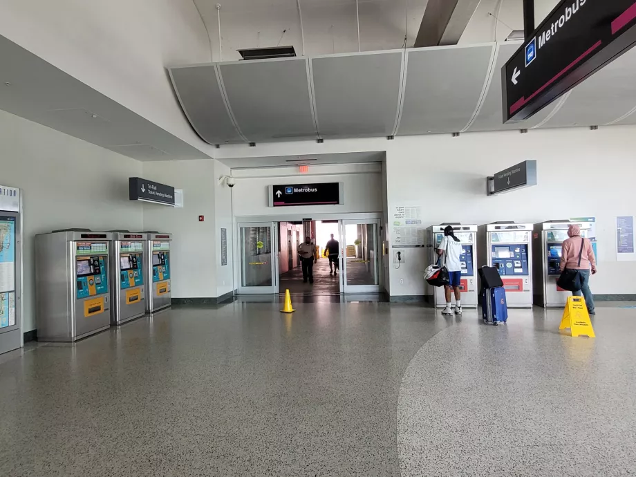 Mesin Tri-Rail di sebelah kiri, pintu masuk bus di tengah, mesin metro + bus di sebelah kanan