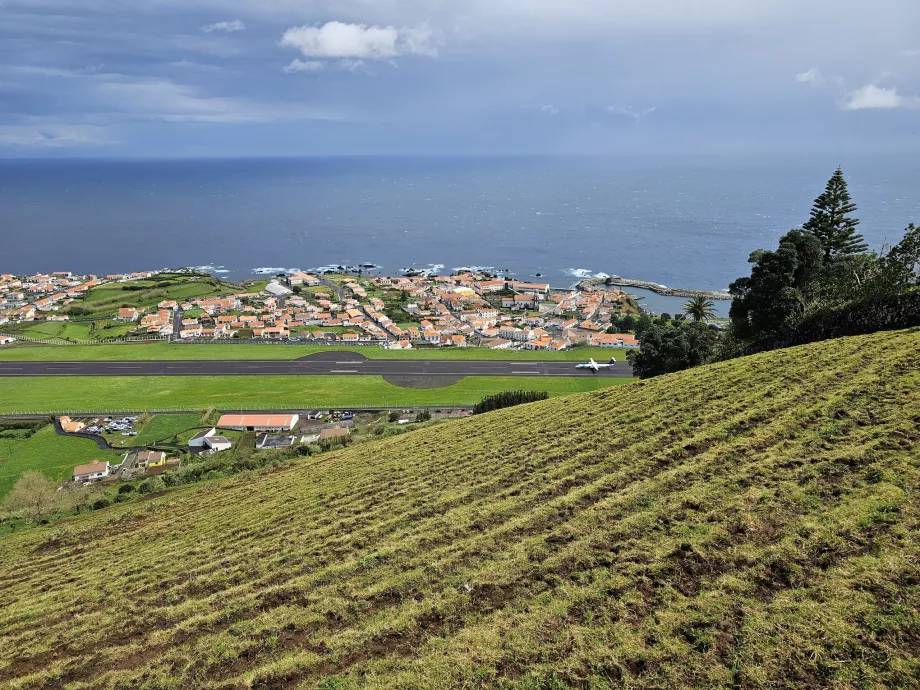 Pemandangan landasan pacu dan Santa Cruz das Flores