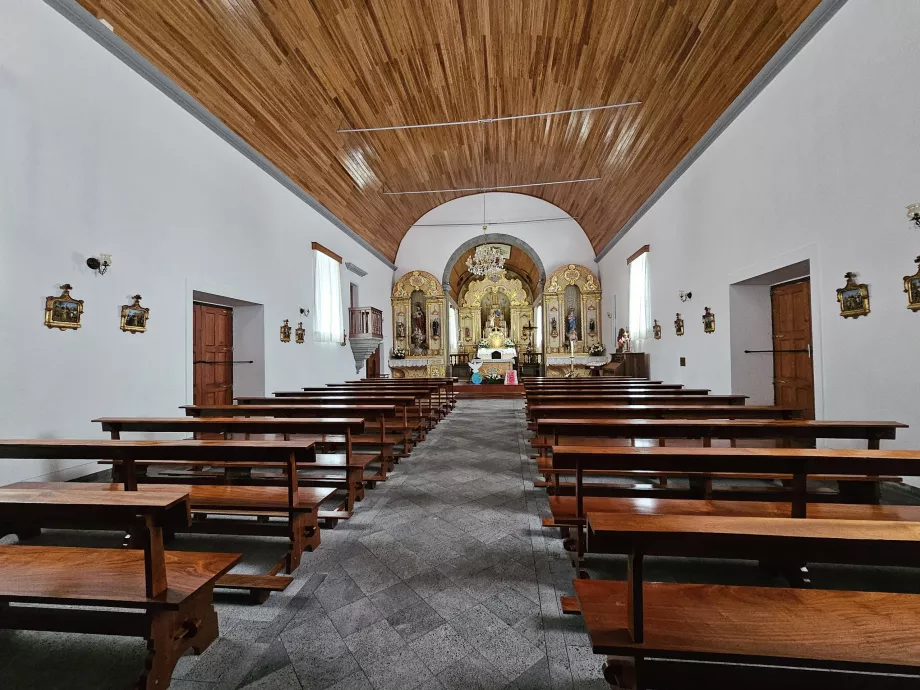 Interior gereja di Faja Grande