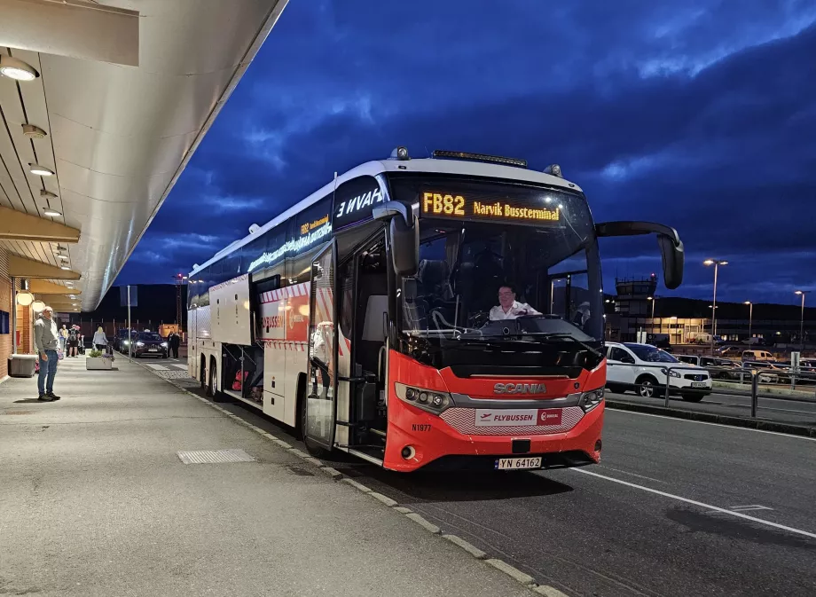 Flybussen di depan terminal