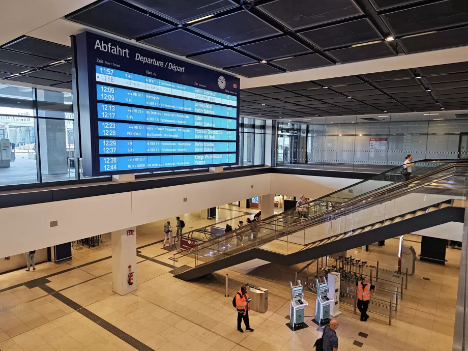 Pintu masuk ke stasiun kereta api, bandara BER