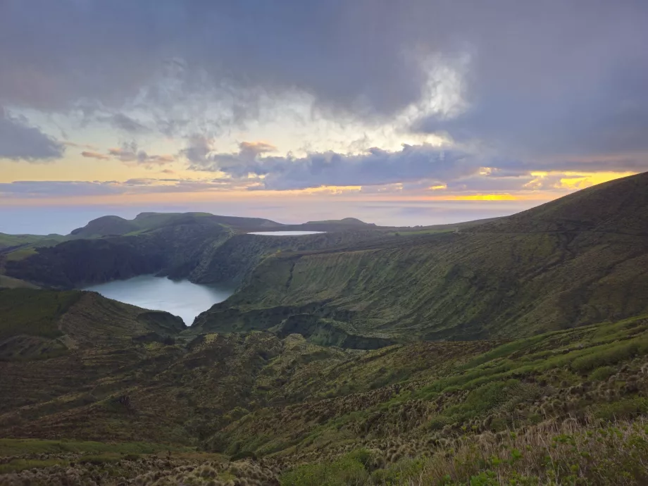 Miradouro Lagoas Funda e Rasa saat matahari terbenam