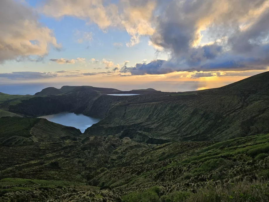 Miradouro Lagoas Funda e Rasa saat matahari terbenam