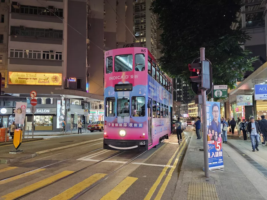 Trem di malam hari