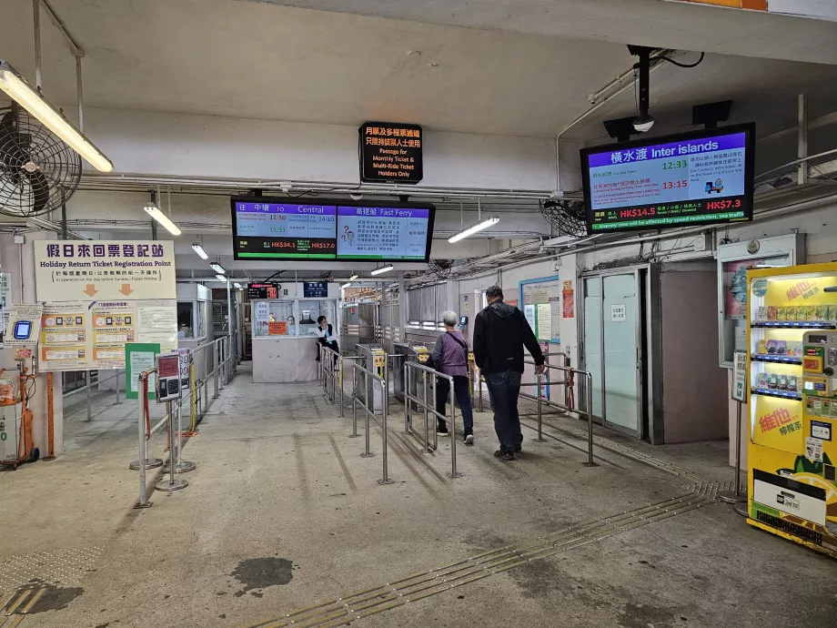 Naik ke kapal feri melalui pintu putar dengan Octopus Card