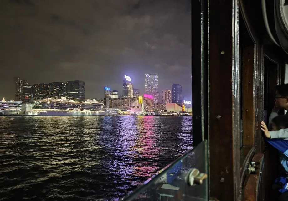 Pemandangan dari Star Ferry