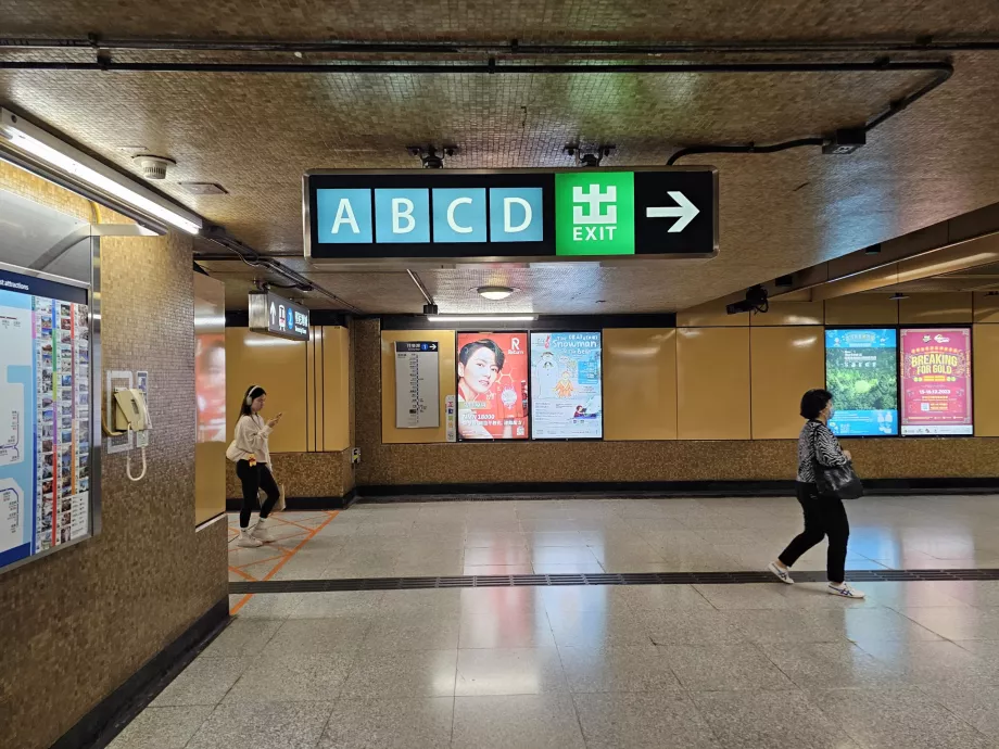 Menandai pintu keluar metro